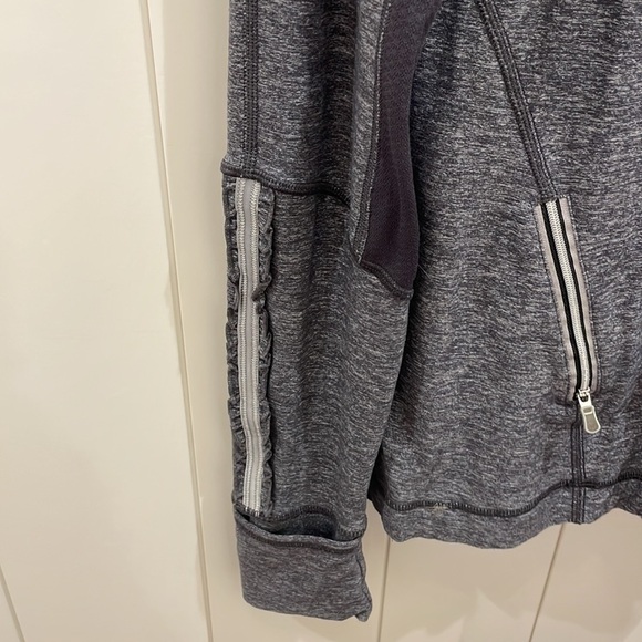 Lululemon Gray 1/2 Zip Pullover Long Sleeve Top—Beautiful Fabric!! EUC!  Size 6 - Picture 6 of 10